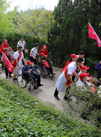 《我们一起出发——敬老志愿者带老人游植物园》杨博文